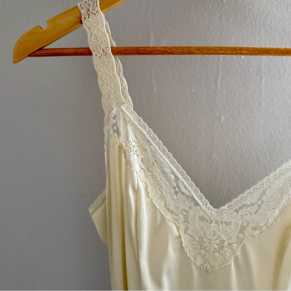 Vintage 1970’s Vanity Fair cream off white midi slip dress with lace trim - Picture 5 of 6